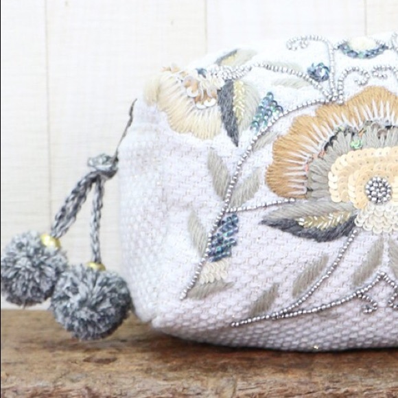 ✨last one✨Premium Embroidered Makeup Bag W/ Bead - Picture 2 of 4